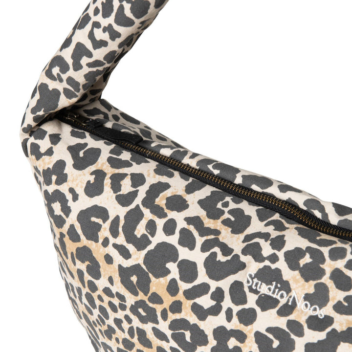 Puffy cross body bag leopard