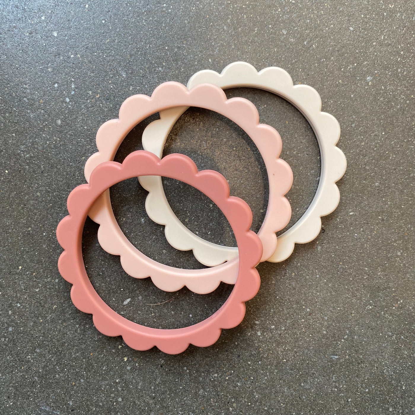 Flower teething bracelet (pack of 3) rose/blush/shifting sand