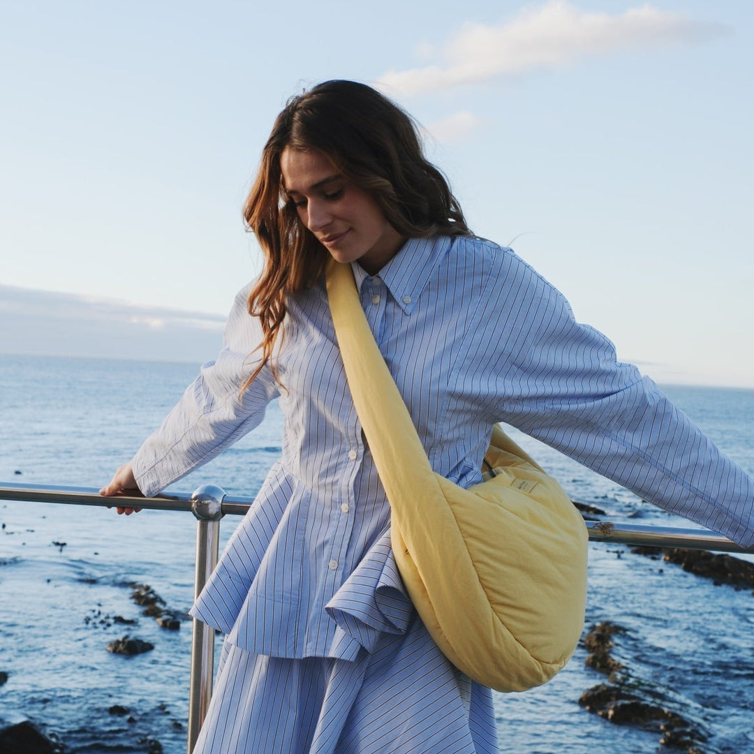Puffy cross body bag botergeel