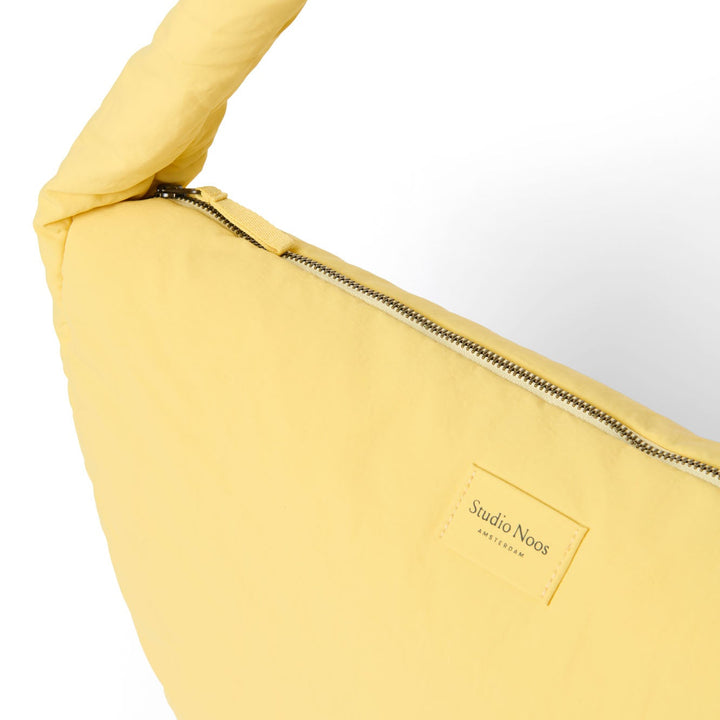 Puffy cross body bag botergeel