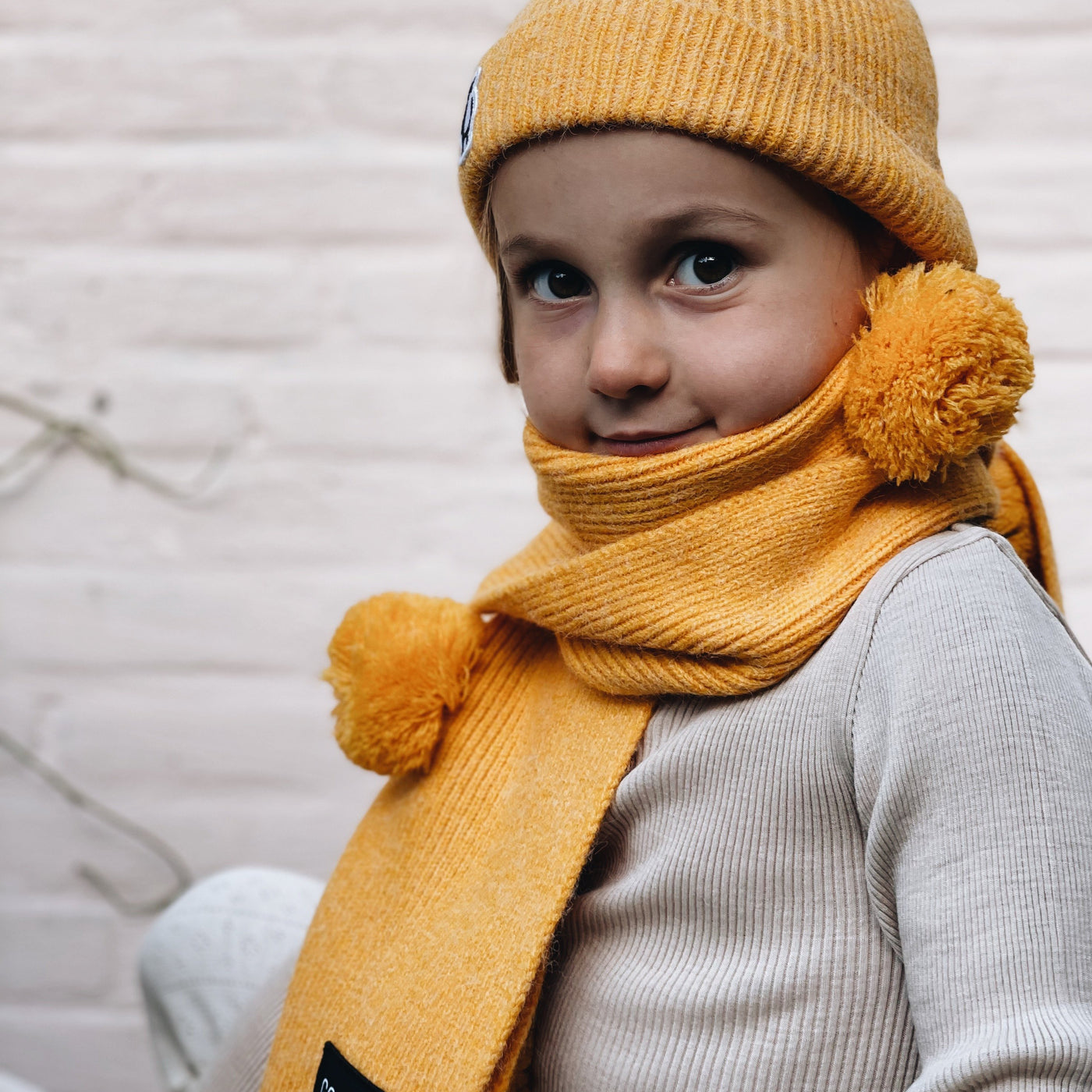 Gosoaky - Knitted scarf pompons street fox daylily yellow
