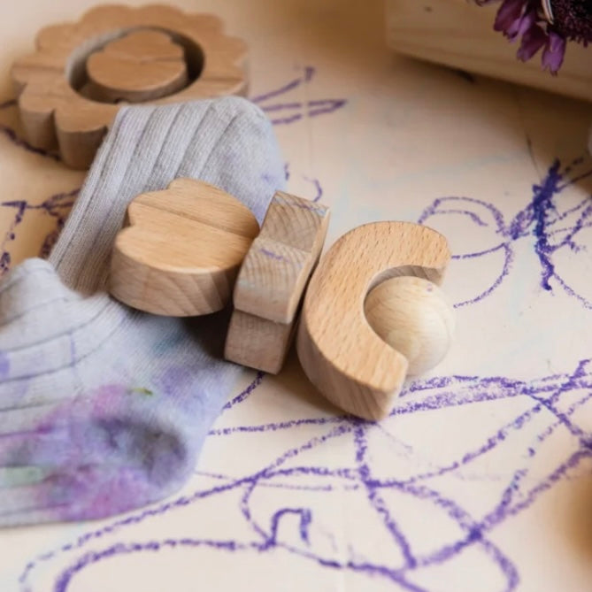 KMR Childwood - Wooden rattle Bloem